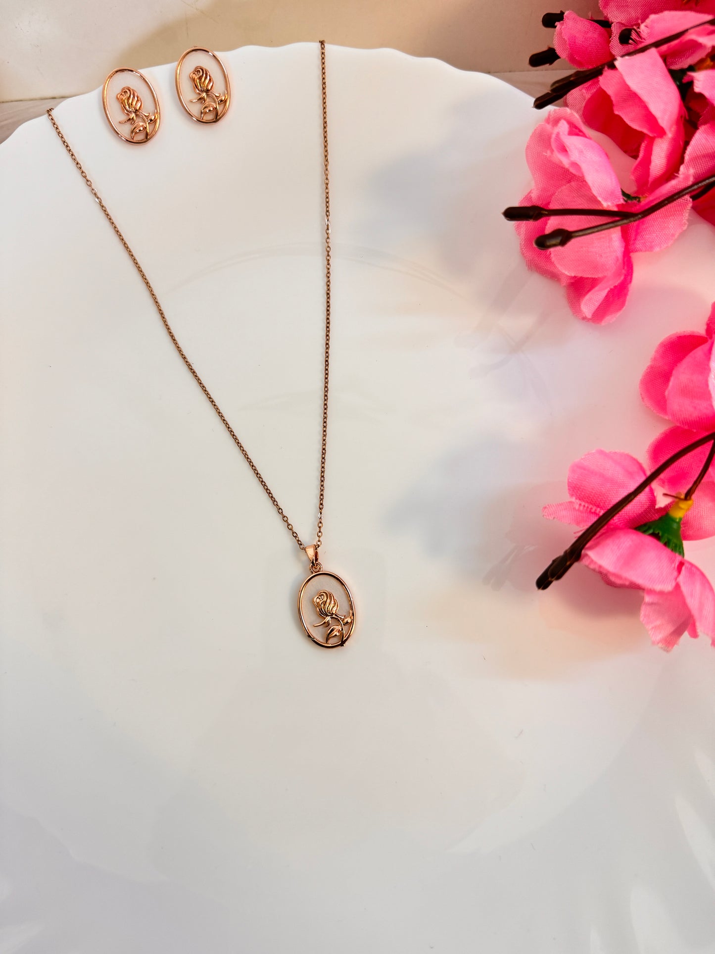 Anti-Tarnish Rose Gold Flower Pendant Necklace for Women – Elegant Rose Design Jewellery