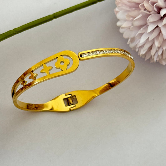 Gold stylish anti tarnish bracelet