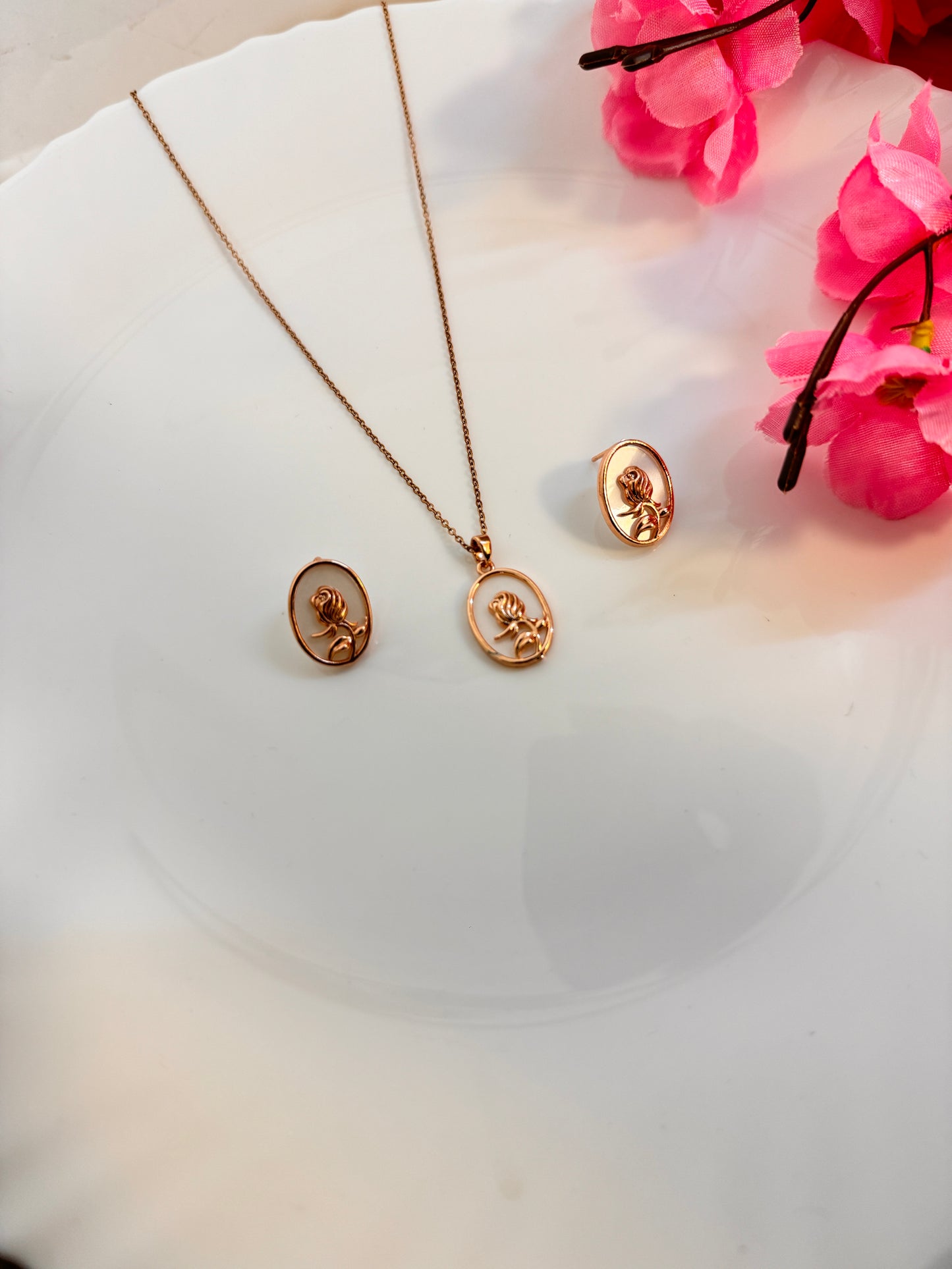 Anti-Tarnish Rose Gold Flower Pendant Necklace for Women – Elegant Rose Design Jewellery