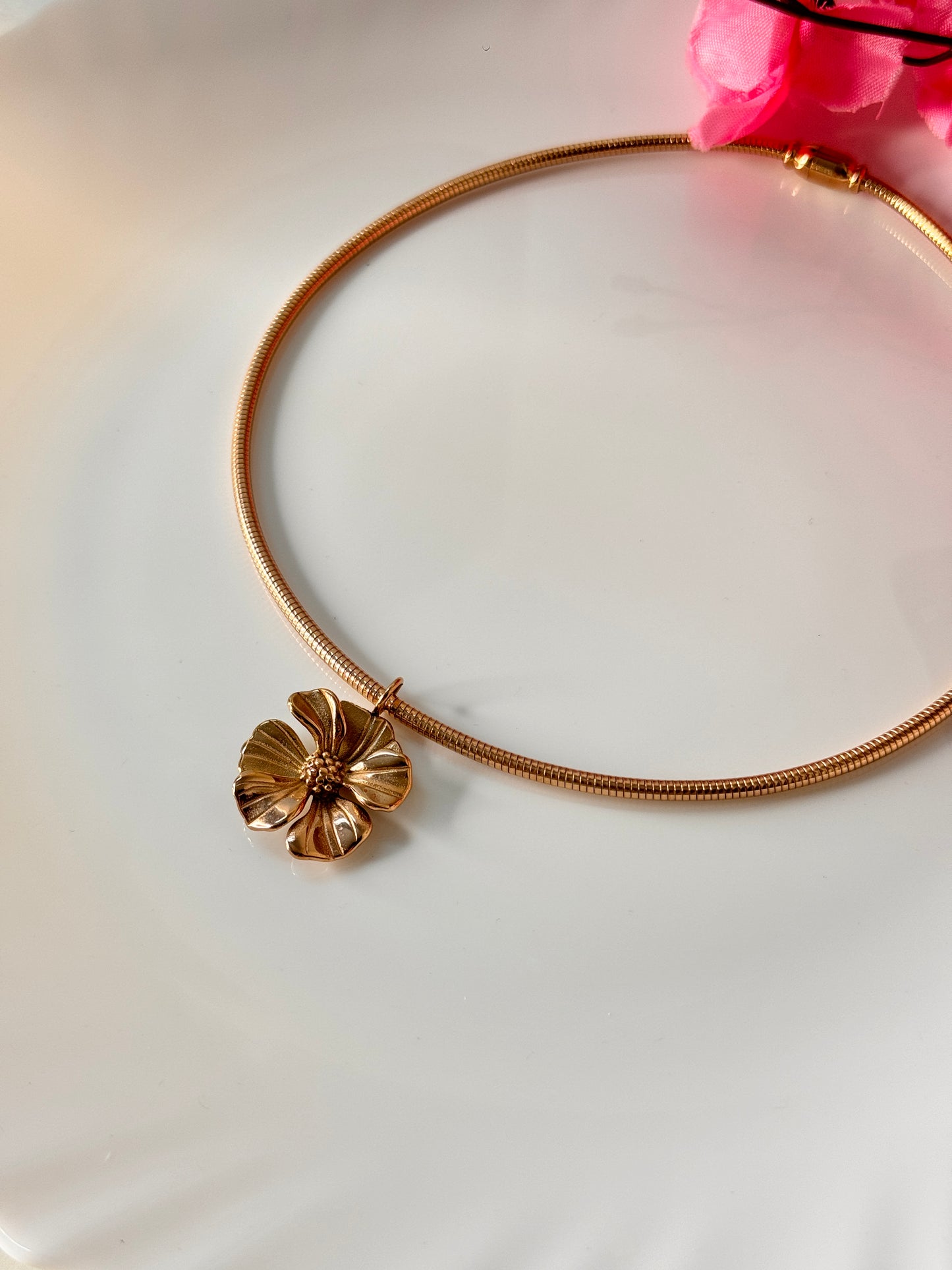 Magnetic RoseGold Flower Choker Necklace – Elegant Anti-Tarnish Minimalist Pendant Jewellery for Women
