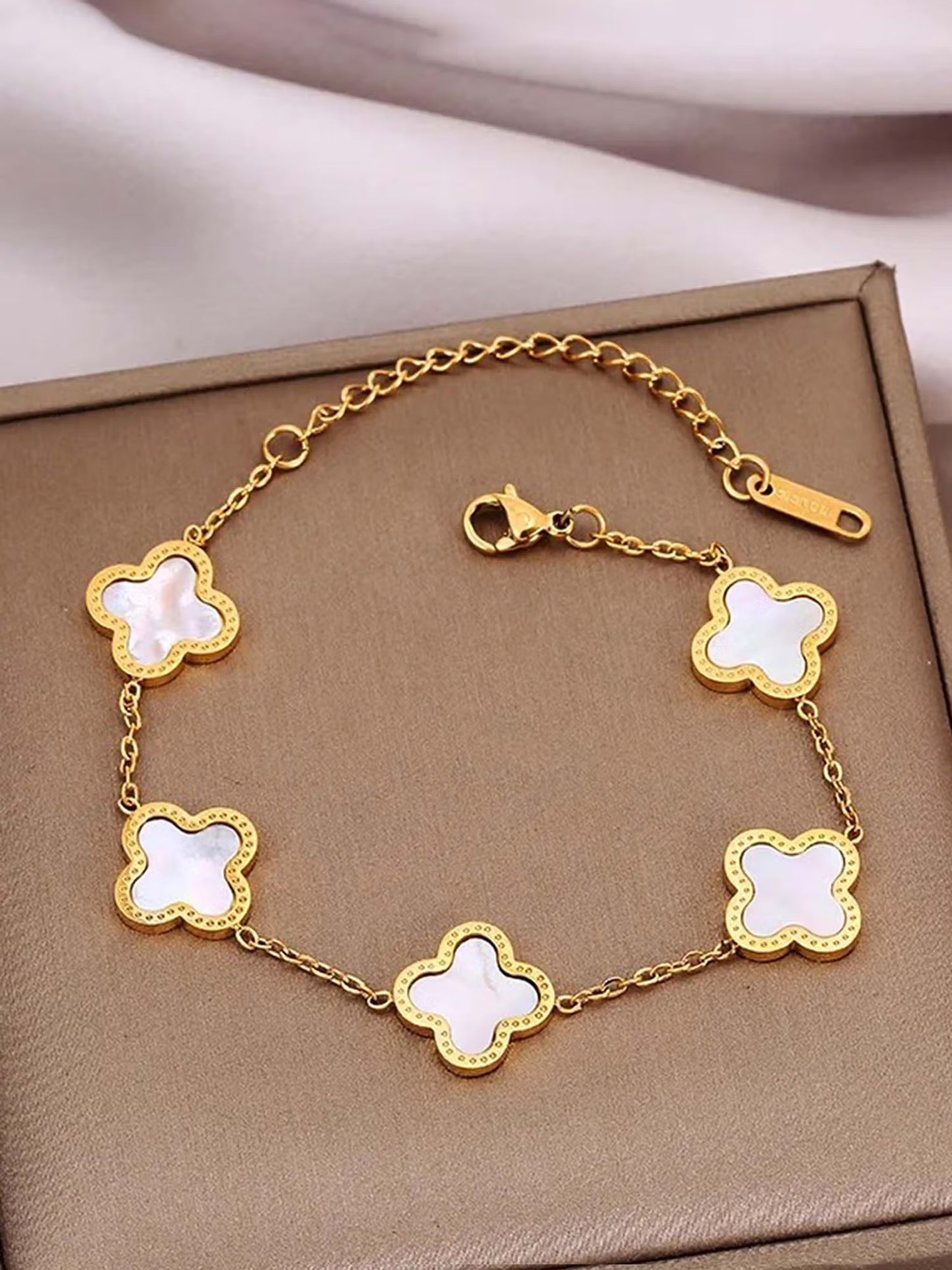 Stylish White Clover Bracelet | Minimal Chain Bracelet for Everyday Wear