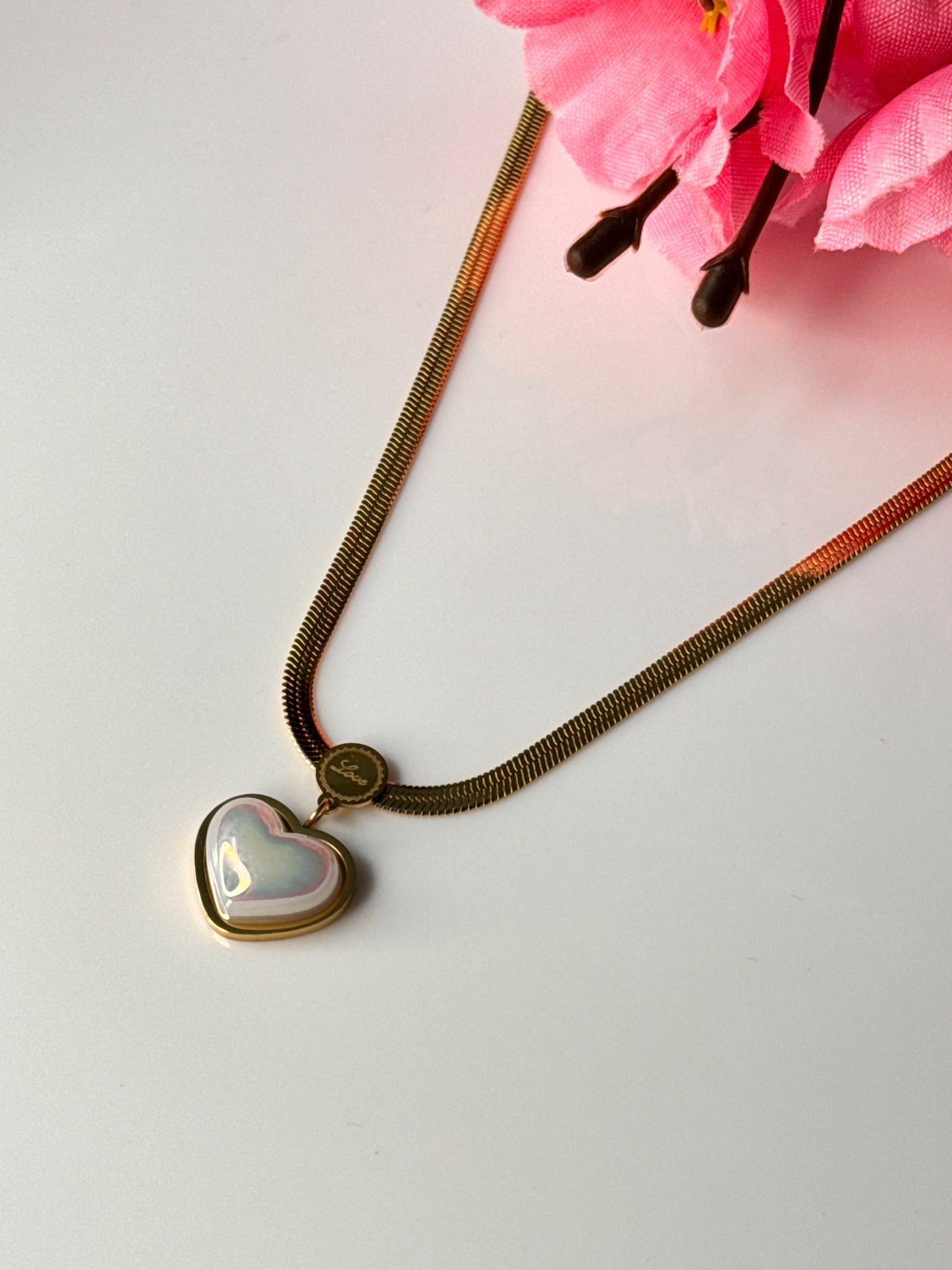 Minimalist MOP Heart Necklace – Symbol of Love Jewelry