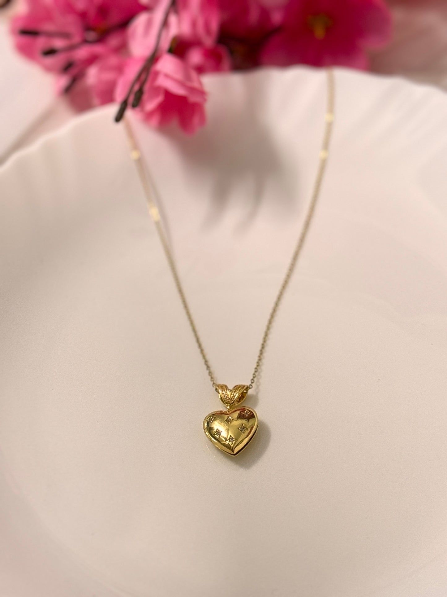 Elegant Open Heart Pendant Necklace – Minimalist Jewellery for Women