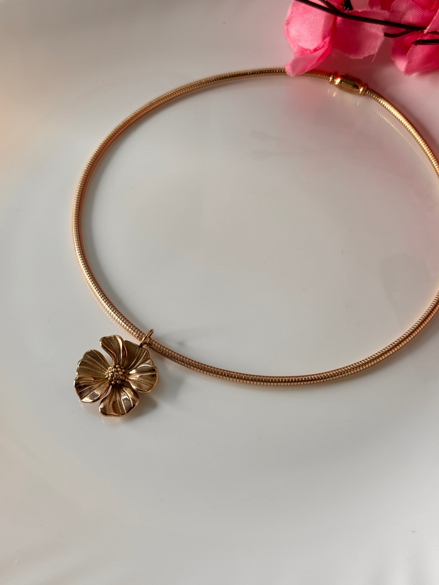 Magnetic RoseGold Flower Choker Necklace – Elegant Anti-Tarnish Minimalist Pendant Jewellery for Women