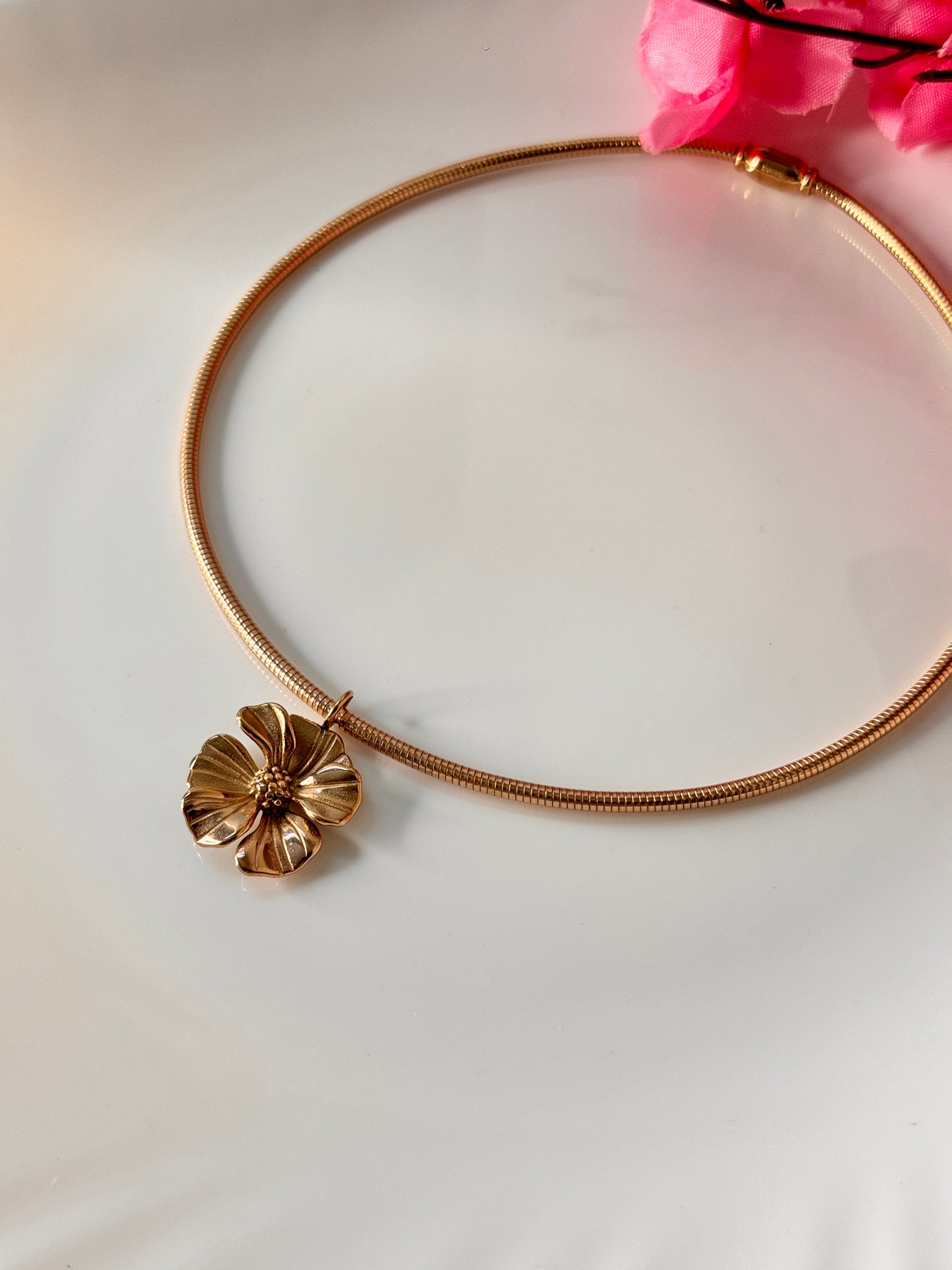 Magnetic RoseGold Flower Choker Necklace – Elegant Anti-Tarnish Minimalist Pendant Jewellery for Women