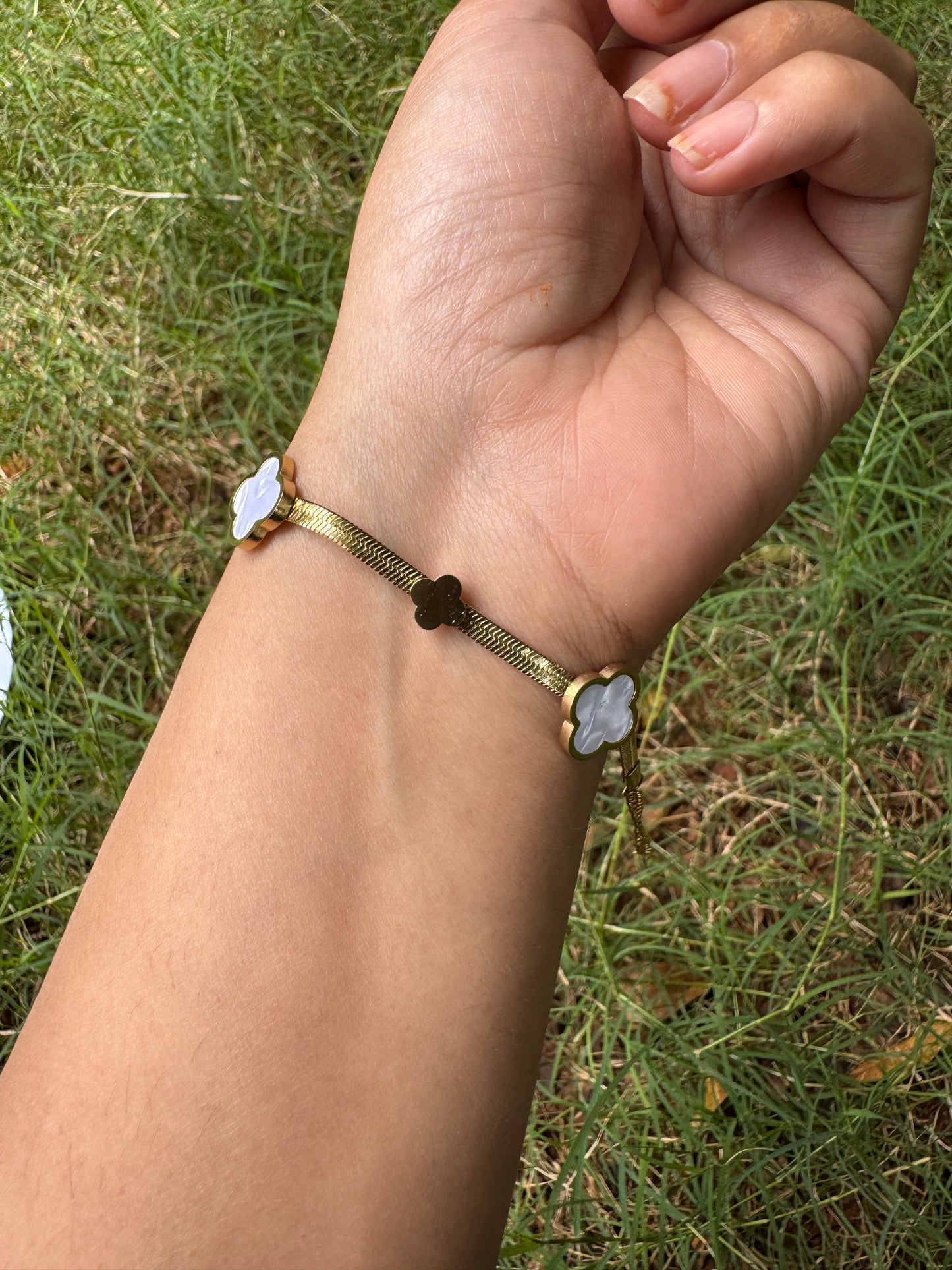 Elegant Gold Clover Bracelet with Black & White Enamel Charms – Adjustable Chain