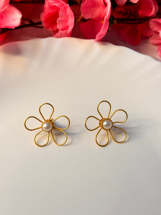 Gold Plated Pearl Daisy