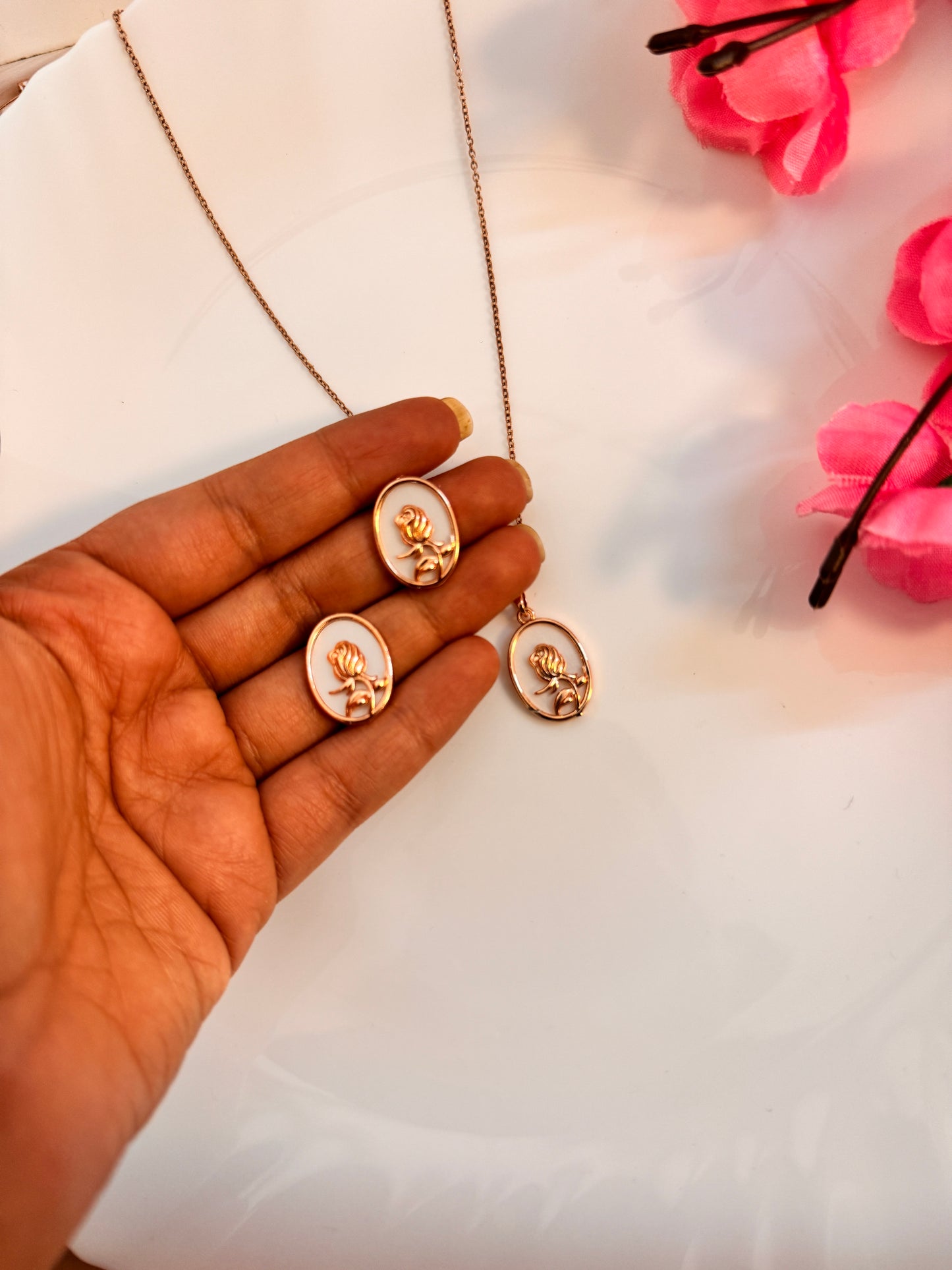 Anti-Tarnish Rose Gold Flower Pendant Necklace for Women – Elegant Rose Design Jewellery