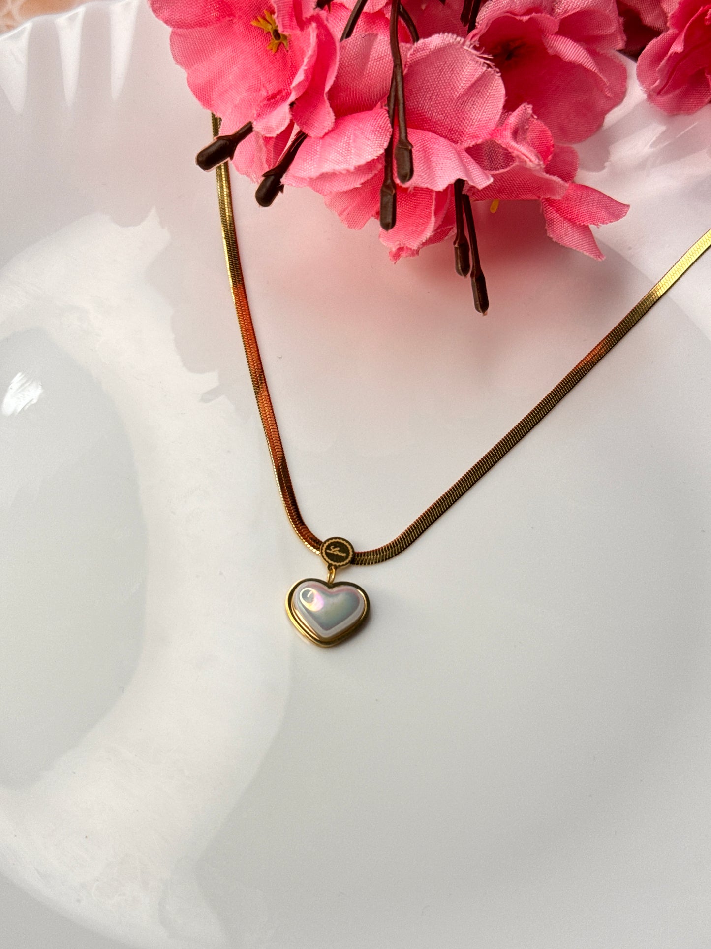 Minimalist MOP Heart Necklace – Symbol of Love Jewelry