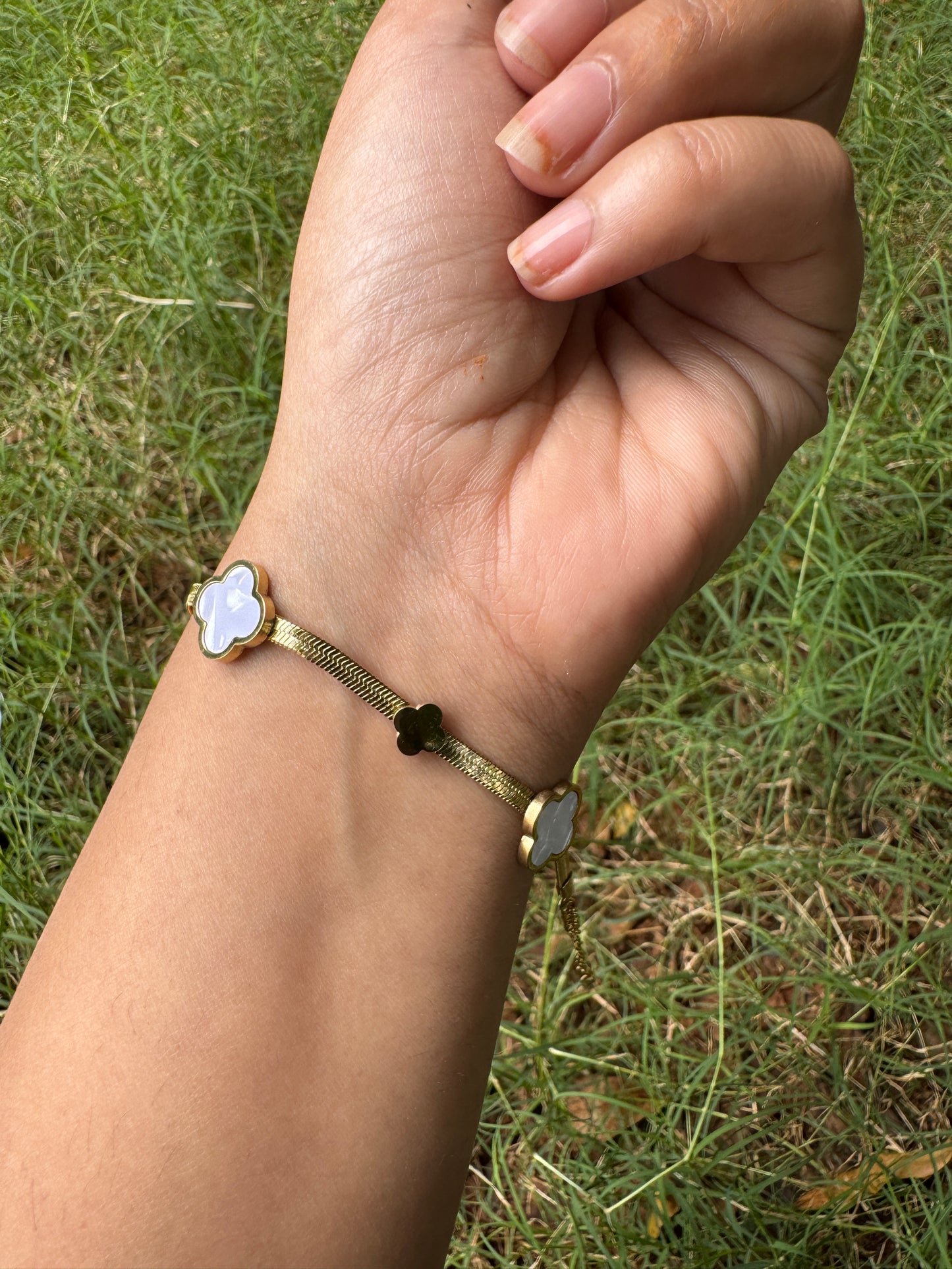 Elegant Gold Clover Bracelet with Black & White Enamel Charms – Adjustable Chain