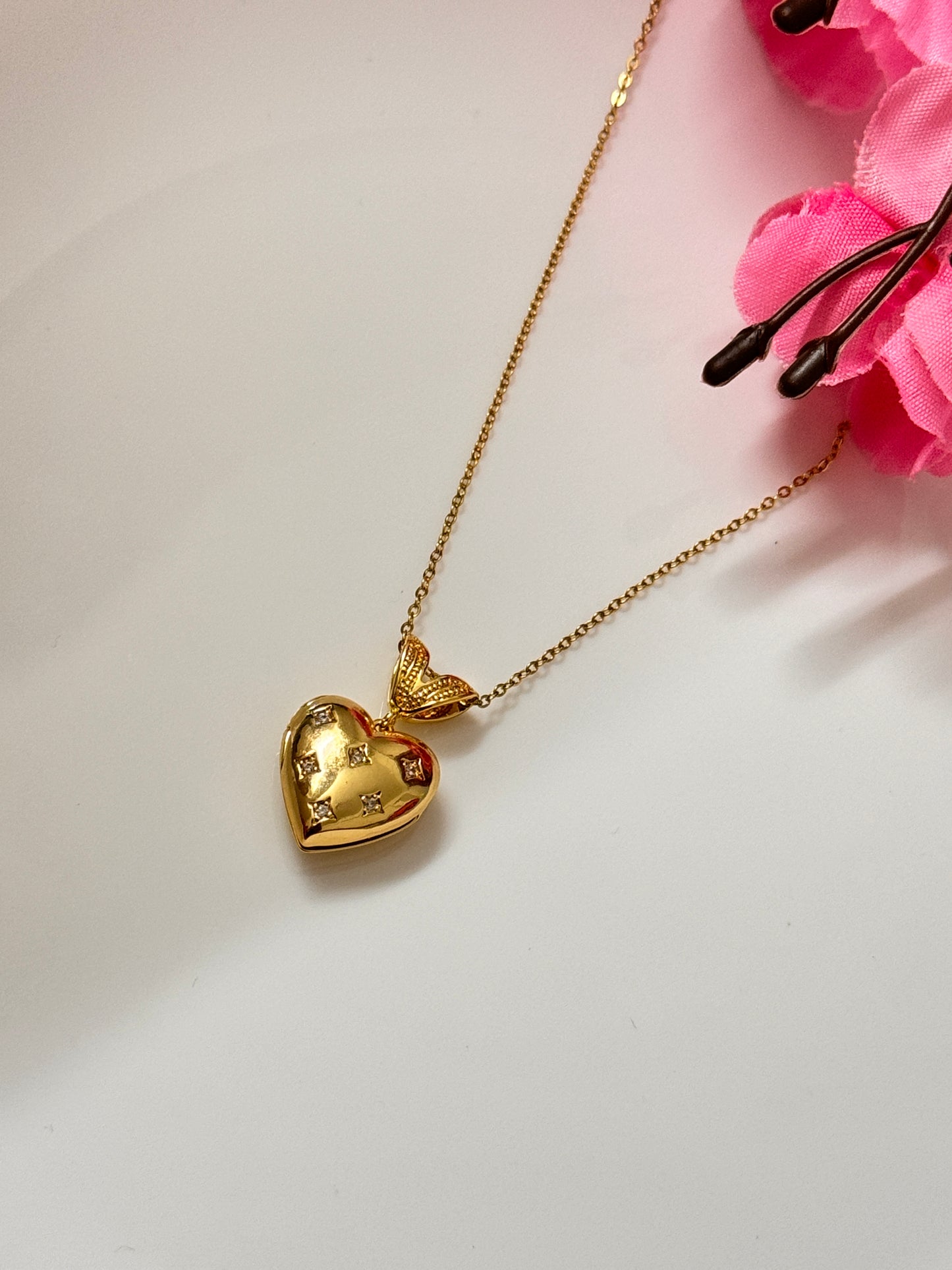 Elegant Open Heart Pendant Necklace – Minimalist Jewellery for Women