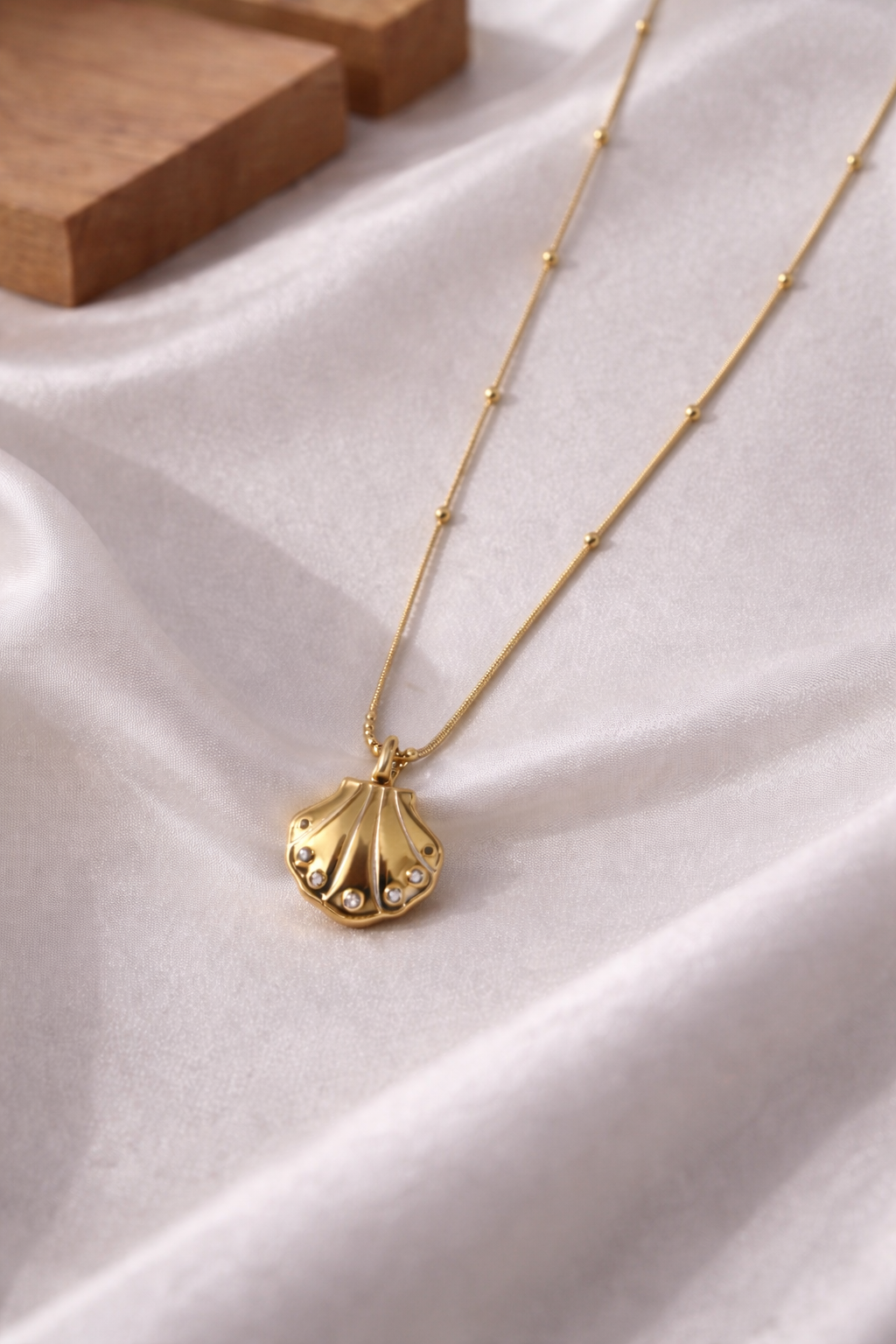 Gold Seashell  Beach Pendant Necklace – Minimal Beaded Chain Coastal Jewelry for Women